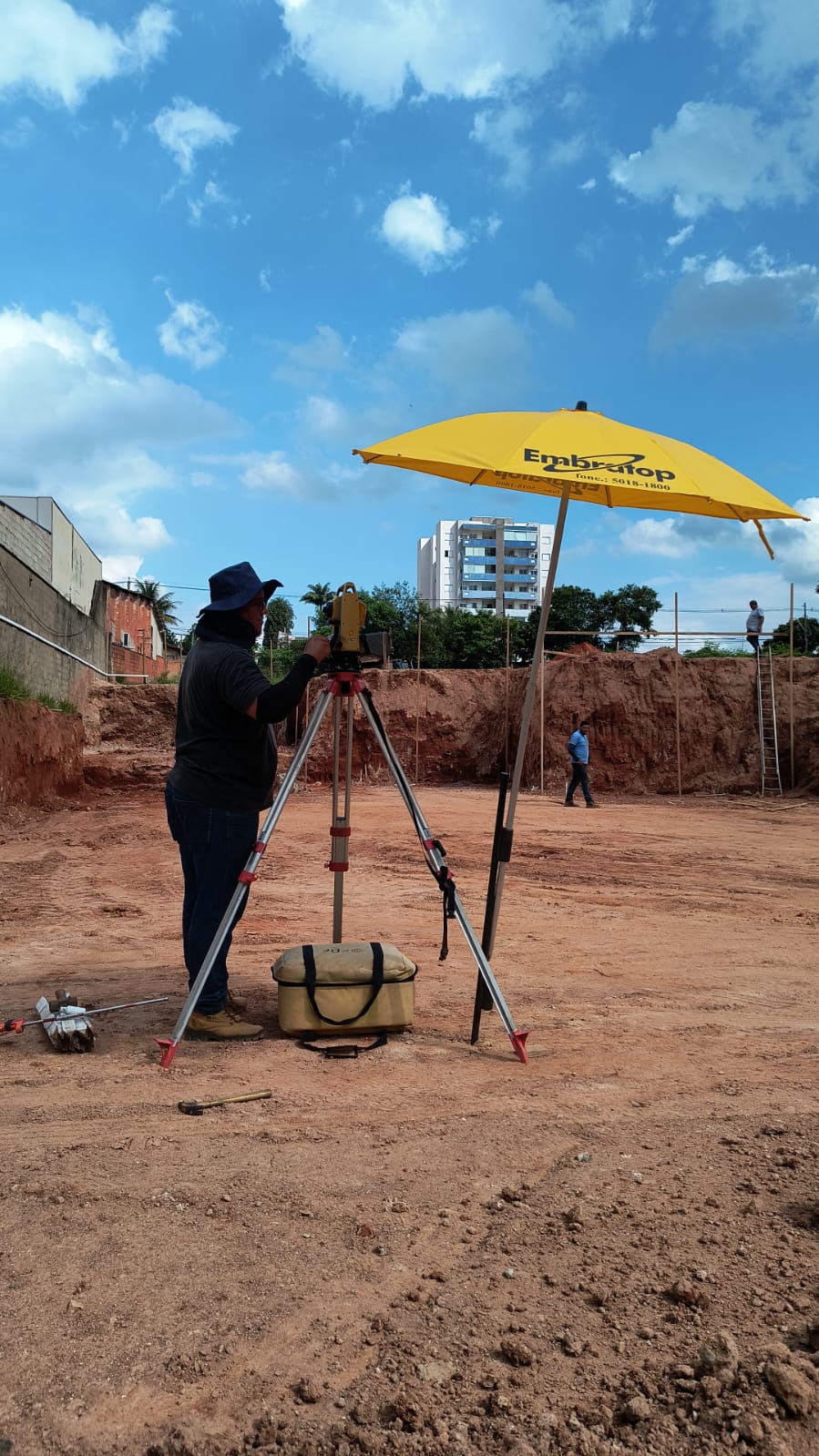 Profissional realizando georreferenciamento rural
